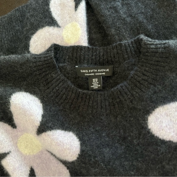 Saks Fifth Avenue Gray 100% Cashmere Crew Neck Sweater With Lavender Daisies - Picture 5 of 14